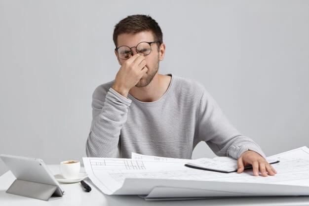 스트레스로-힘들어하는-남자