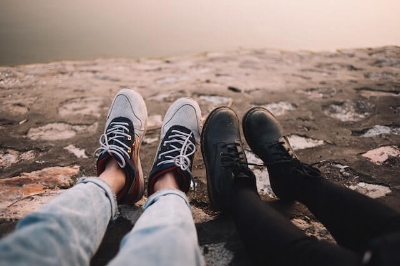 운동화와 구두를 신은 두사람