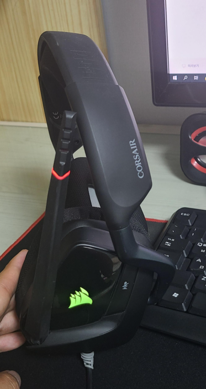 커세어-헤드셋-빛-마이크-버튼-3