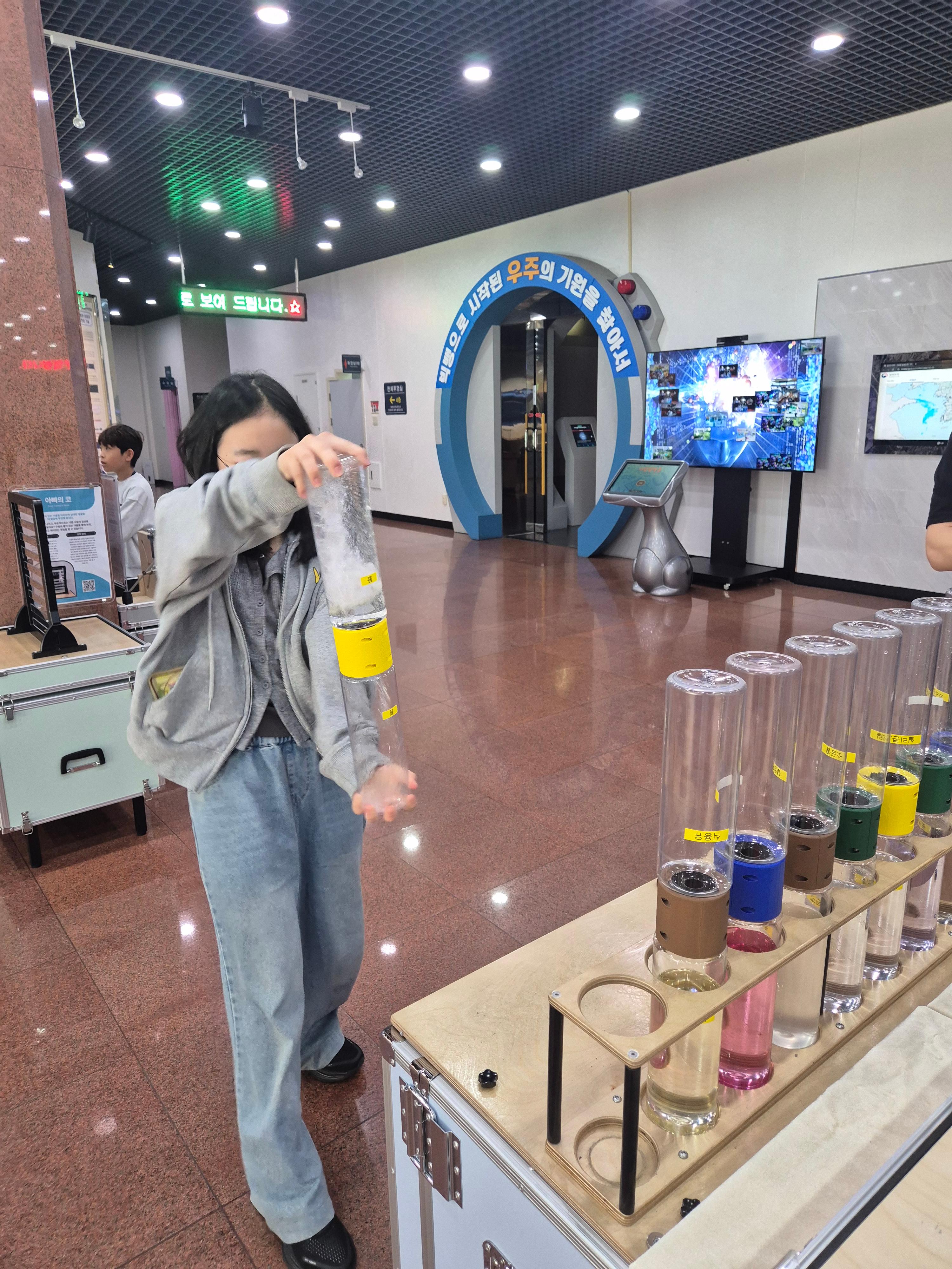 기름과 물에 표면장력을 이겨보려는 딸~