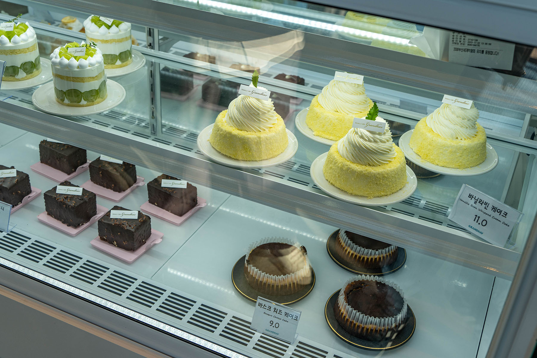 그랜드하브 베이커리 진열대