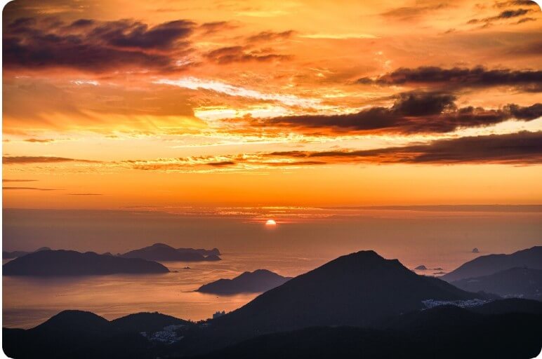 멀리 일출이 보이는 모습