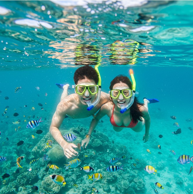 스노클링하는 연인의 모습 이미지