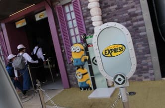 미니언즈 캐릭터들이 건물벽에 서 있다