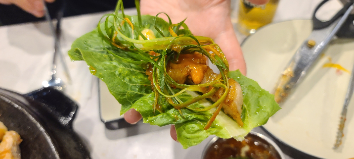상대원동맛집 삼겹살맛집 무쇠뚝삼겹 메뉴판 생삽겹살 구이준비 삼겹살구이 직원이구워줌 삼겹살구이완성 멜젓에고기한점 한쌈