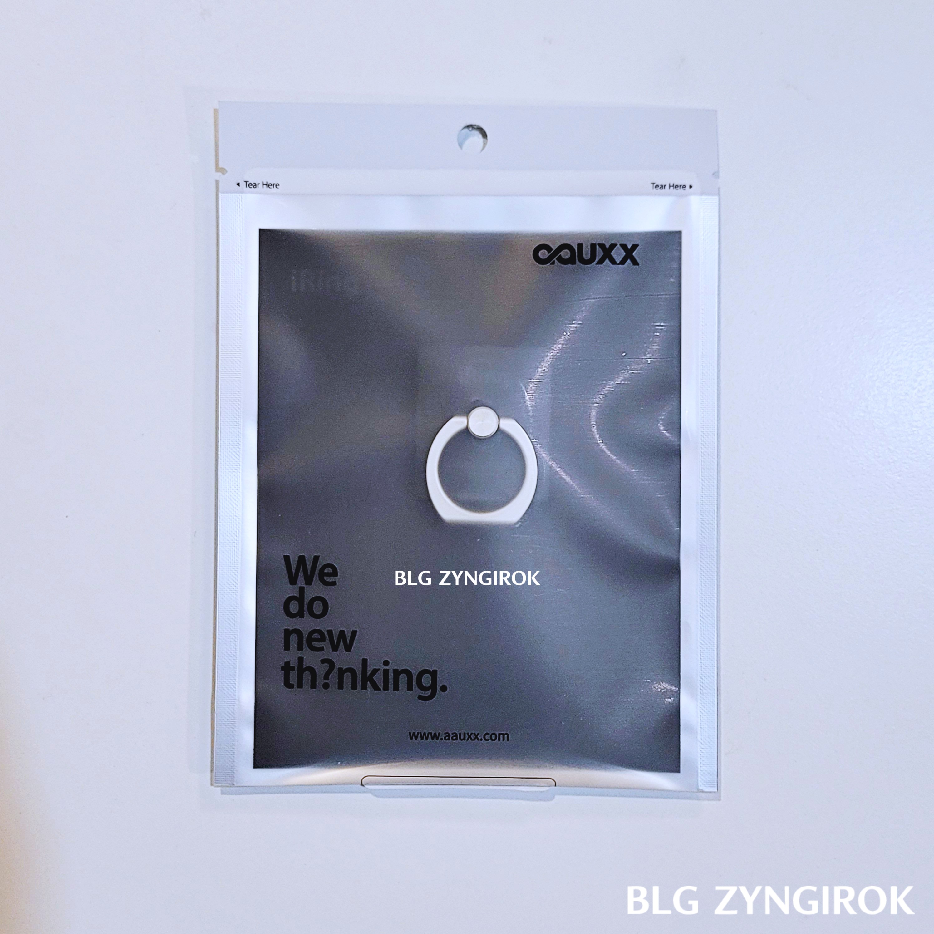 iRIng 2가 테이블 위에 놓여있다.