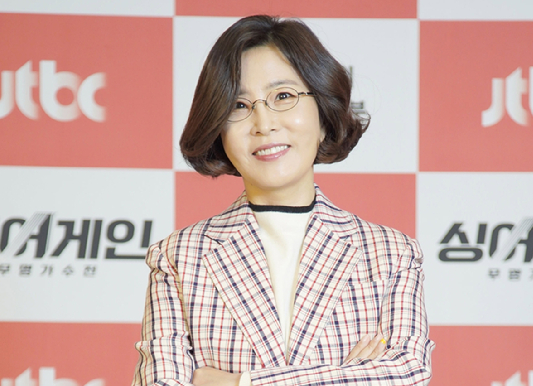 가수 이선희가 JTBC 음약 예능 &#39;싱어게인-무명가수전&#39; 제작발표회에 참석해 포토타임을 갖고 있다. [사진=JTBC]