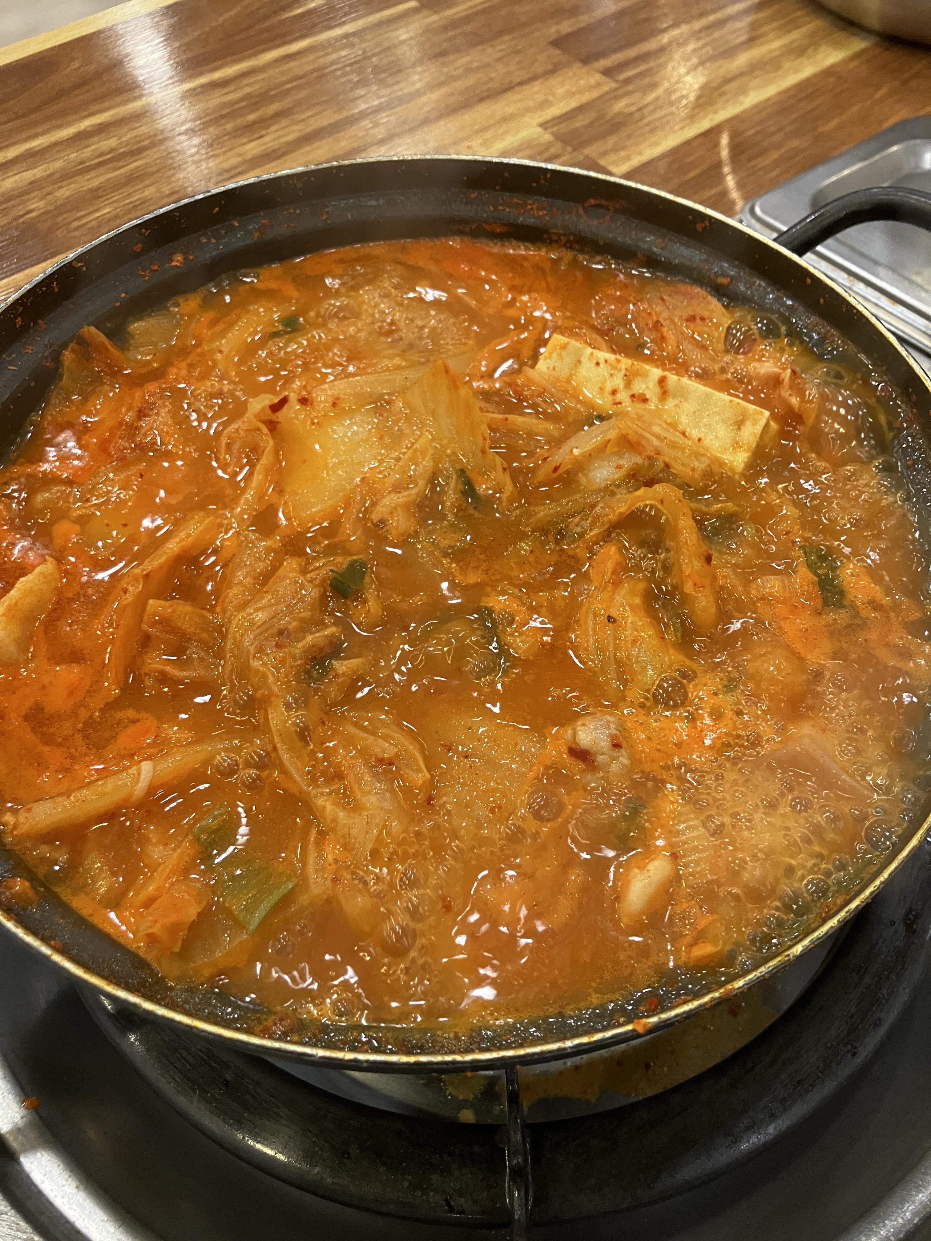 월수금통돼지 김치찌개