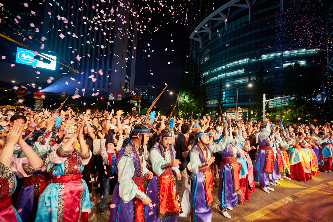 2025. 4. 19. 봉은사 연등제 야경 산책 후기 (겹벚꽃, 라일락, 홍매화 개화상황 포함)