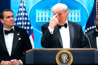 백악관 만찬 총격 아수라장 트럼프 피신 (영상)