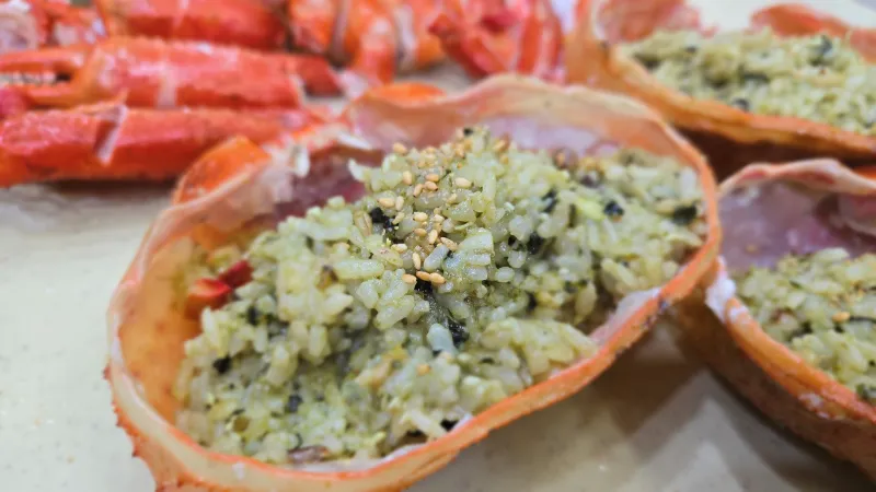  대게 볶음밥을 맛있게 먹고 있는 모습