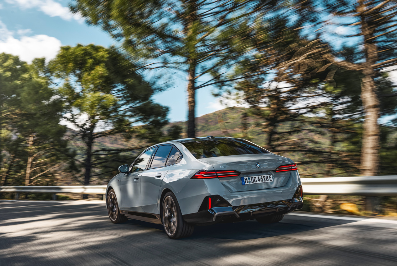 2024년식 BMW i5 실외 주행중 후측면 사진