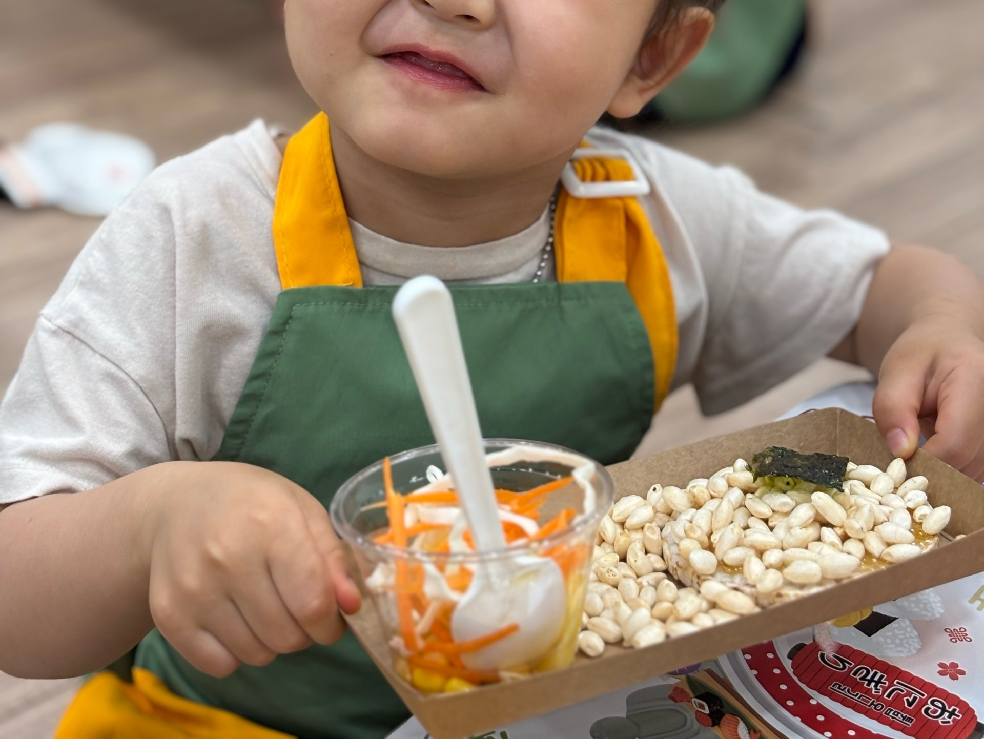 어린이집 요술책상 프로그램에서 오감놀이를 하는 32개월 아이