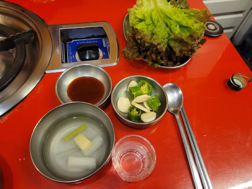 원조삼촌네곱창 기본반찬 동치미 마늘 고추 상차림