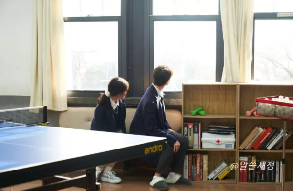 19/20 에서 창문을 바라보는 소년 소녀 모습