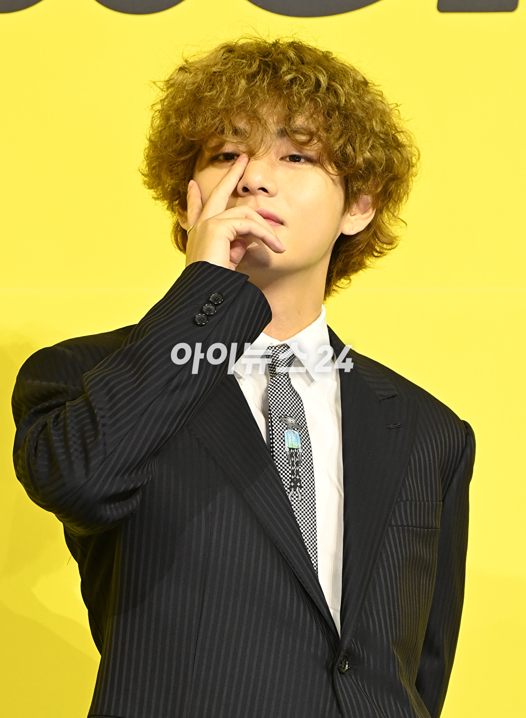 방탄소년단(BTS) 새 디지털 싱글 'Butter' 발매 기념 글로벌 기자간담회가 21일 오후 서울 송파구 방이동 올림픽공원 올림픽홀에서 열렸다. 방탄소년단 뷔(김태형)가 포토타임을 갖고 있다.