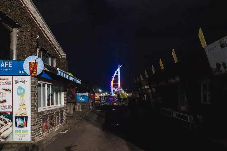 새연교 입구 골목길, 카페 불빛이 은은한 분위기를 만드는 길