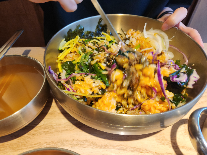 꼬막해초비빔밥을 비비고 있는 모습