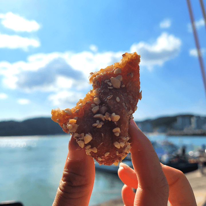 바다뷰를 보며 먹는 쫀득한 도넛