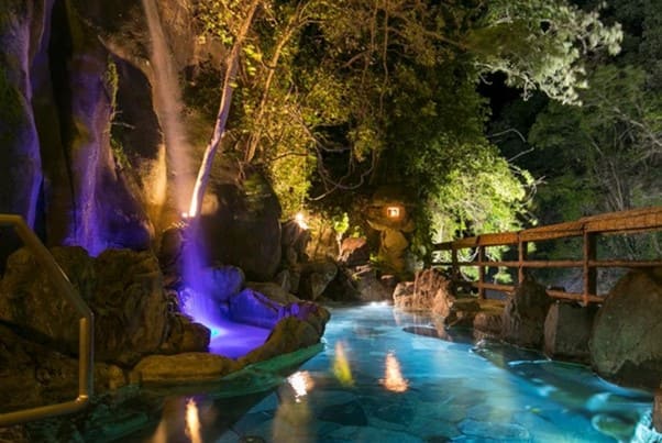 조명이 비치는 야외 온천