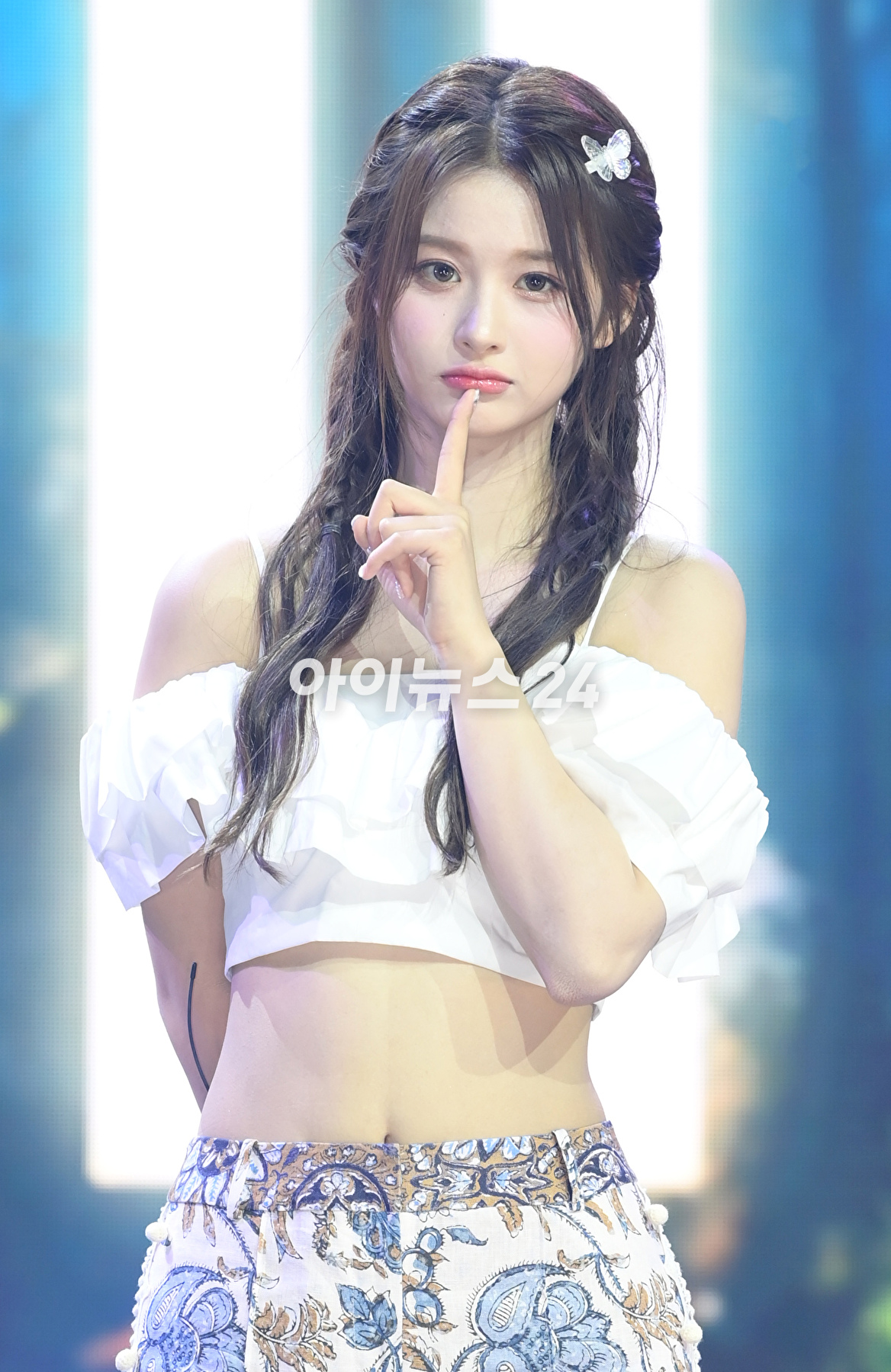 그룹 엔믹스 설윤이 11일 오후 서울 용산구 한남동 블루스퀘어에서 열린 엔믹스(NMIXX) 세 번째 싱글 앨범 '어 미드서머 엔믹스 드림'(A Midsummer NMIXX's Dream) 발매 기념 쇼케이스에서 타이틀곡 '파티 어클락' 무대를 선보이고 있다. [사진=정소희 기자]