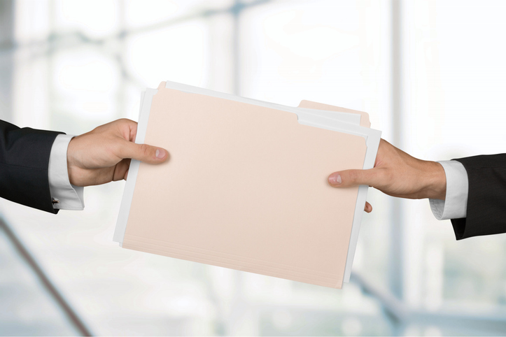 업무 중 서류 파일을 직접 전달하는 모습, 파일을 주고받는 비효율적인 직장인 파일관리 방식