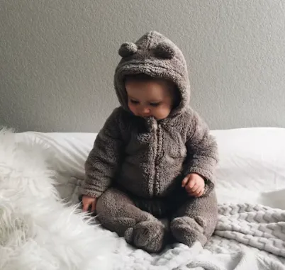 예쁜 옷을 입고 있는 아기