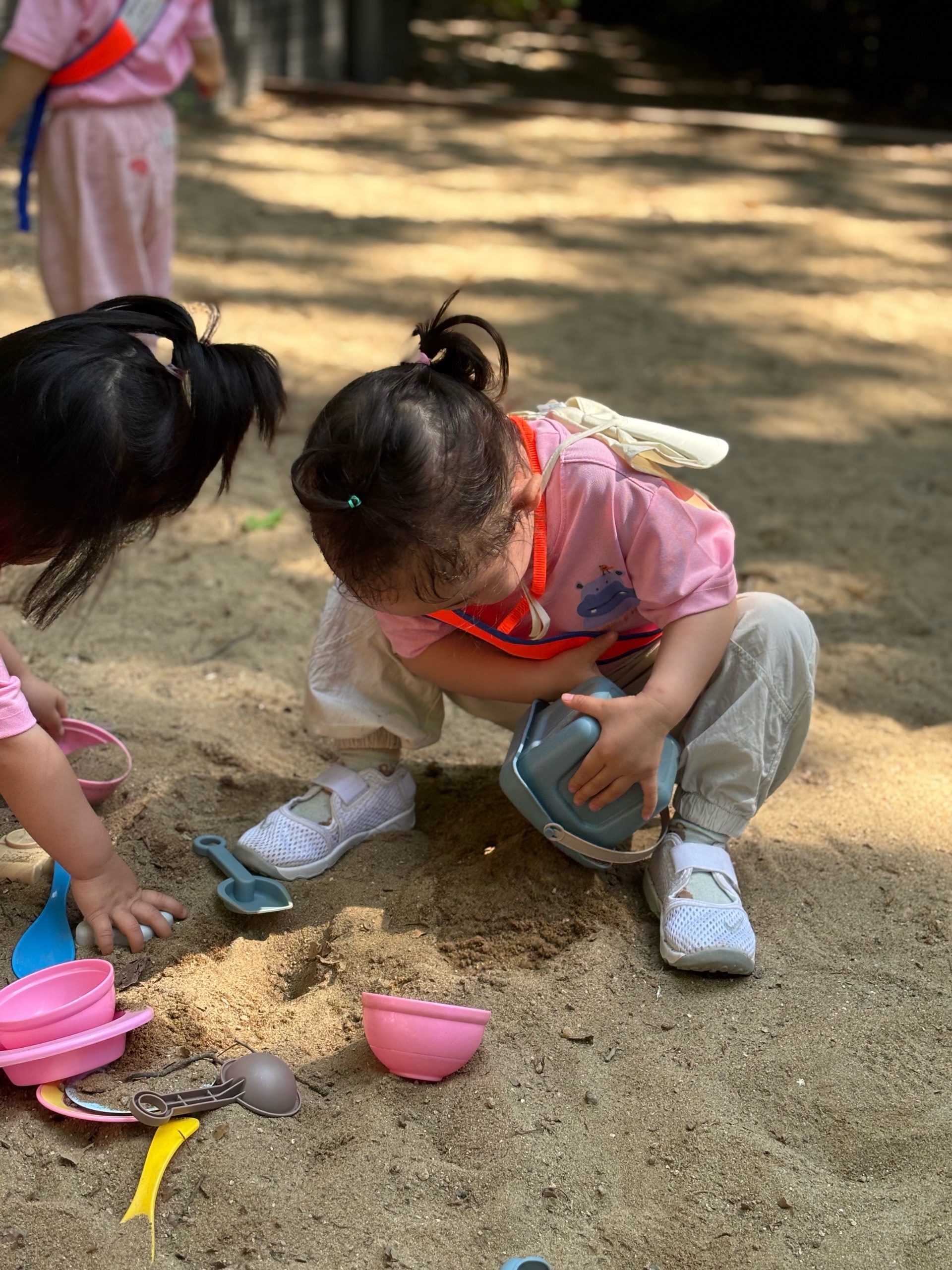 어린이집 숲체험에서 자연물을 관찰하는 32개월 아이