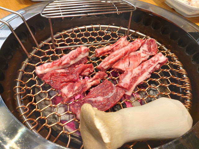 석쇠위의 붉은 고기