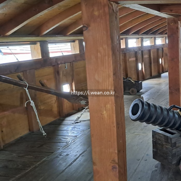 거북선 내부에 화포가 놓여 있습니다.