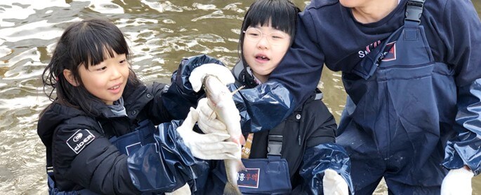 양평딸기송어축제 패키지 프로그램 및 이용요금을 알아봤습니다. 양평은 우리나라에서 물이 맑기로 유명한데 특히 수미마을은 물과 쌀, 365일 축제로 유명합니다. 딸기송어축제는 122일 동안 진행되며 패키지 예약 프로그램도 있으니 참고하시기 바랍니다.