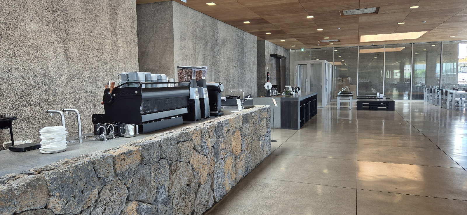 진정성 카페 내부