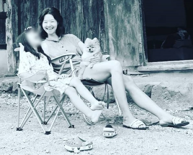 송선미 딸과 일상│공원에서 산책하며 웃는 송선미와 딸