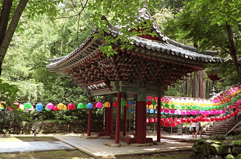 하동 쌍계사 절에 연등이 달린 모습