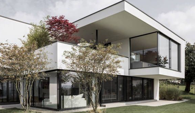 흰색-전원주택과-나무