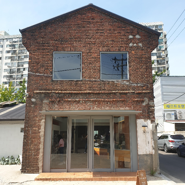 문래동 카페 폰트 문래점_카페 정면 모습_2층 큰 창과 1층 큰 도어