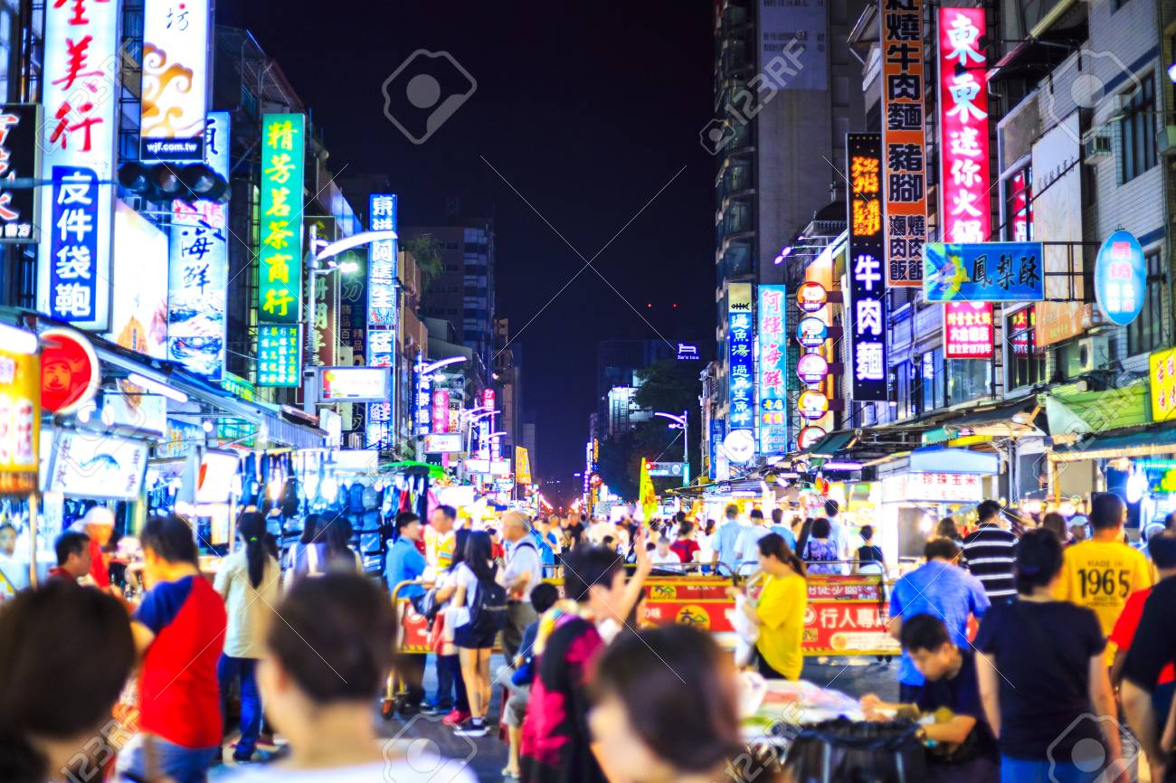 가오슝 루이펑 야시장에 많은 사람들