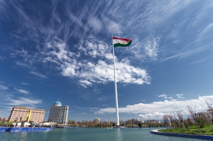 두샨베 국기 광장의 거대한 국기 게양대와 푸른 하늘 전경