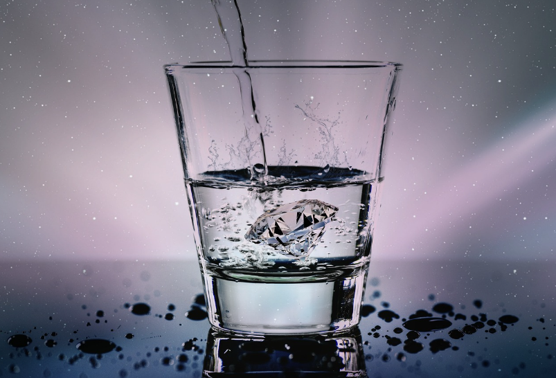 물은 생명 유지에 필수적인 요소다