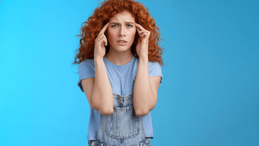 소녀가 두통을 호소하고 있다