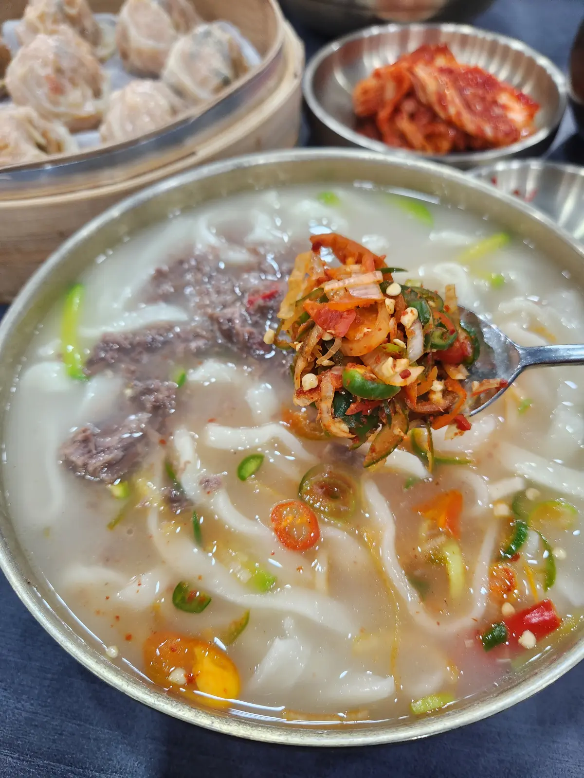 의정부-사골-칼국수-맛집-밀가마-국시집-칼칼한-맛을-느낄수있는-매운-고추-양념-추가