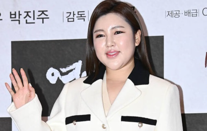 영화시사회에서 카메라를 향해 손을 흔들고 있는 송가인