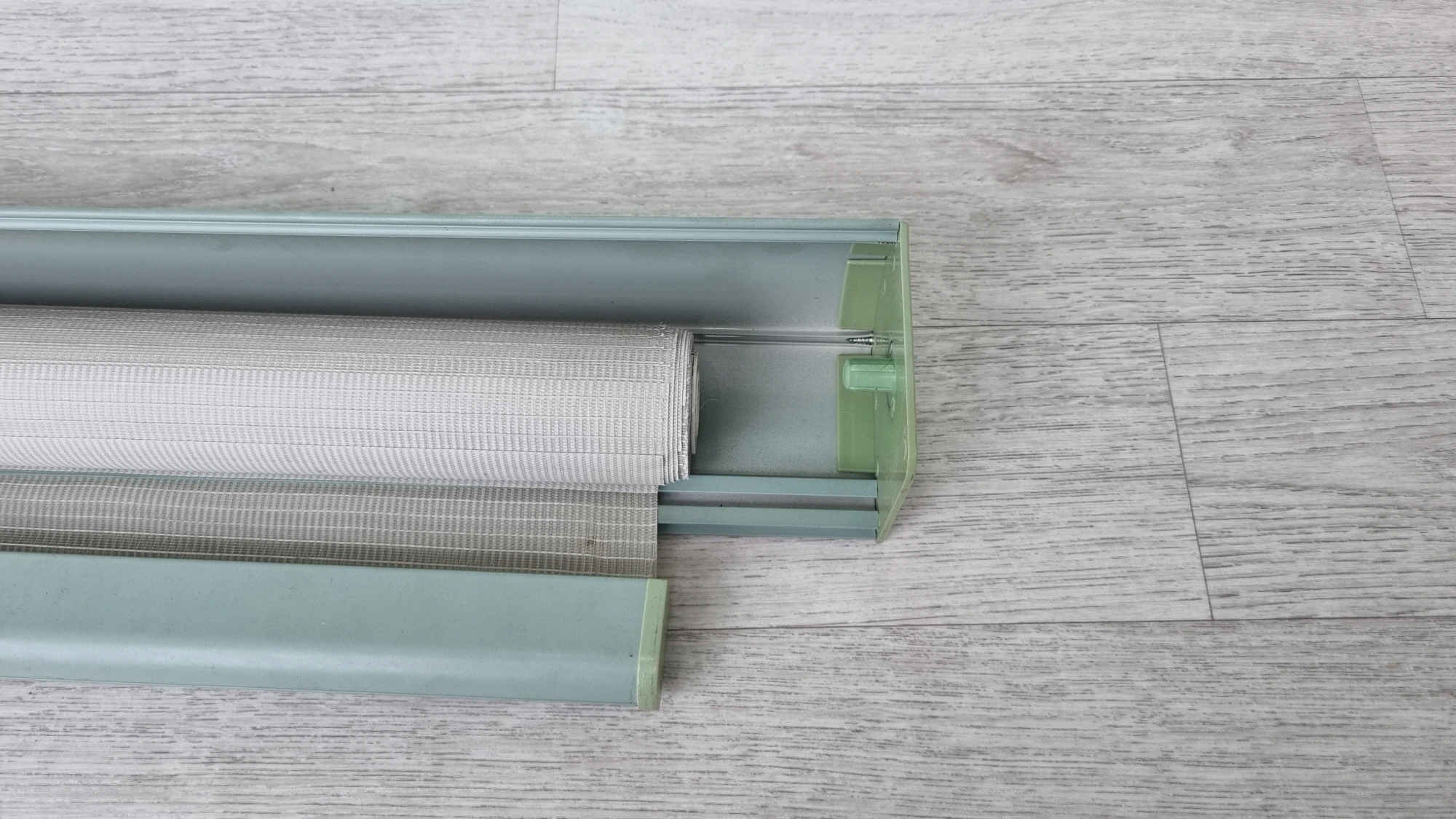 블라인드 옆으로 밀어낸 모습