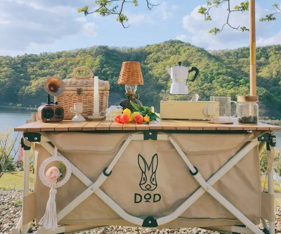 웨건에 상판을 올려 테이블로 활용하는 사진