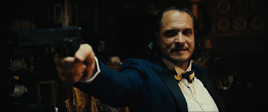 총을 겨누는 모습