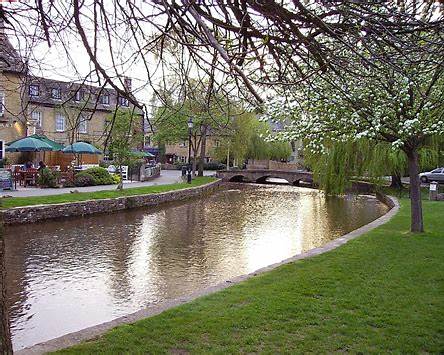 River Windrush와 낮은 돌 다리가 어우러진 버튼온더워터 풍경 사진 : Ballista / Wikimedia Commons / CC BY-SA 3.0