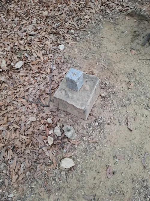 해발 143미터 여물봉 정상에 놓인 소박하고 작은 비석 (A small and simple stone monument at the 143-meter peak of Yeomulbong)
