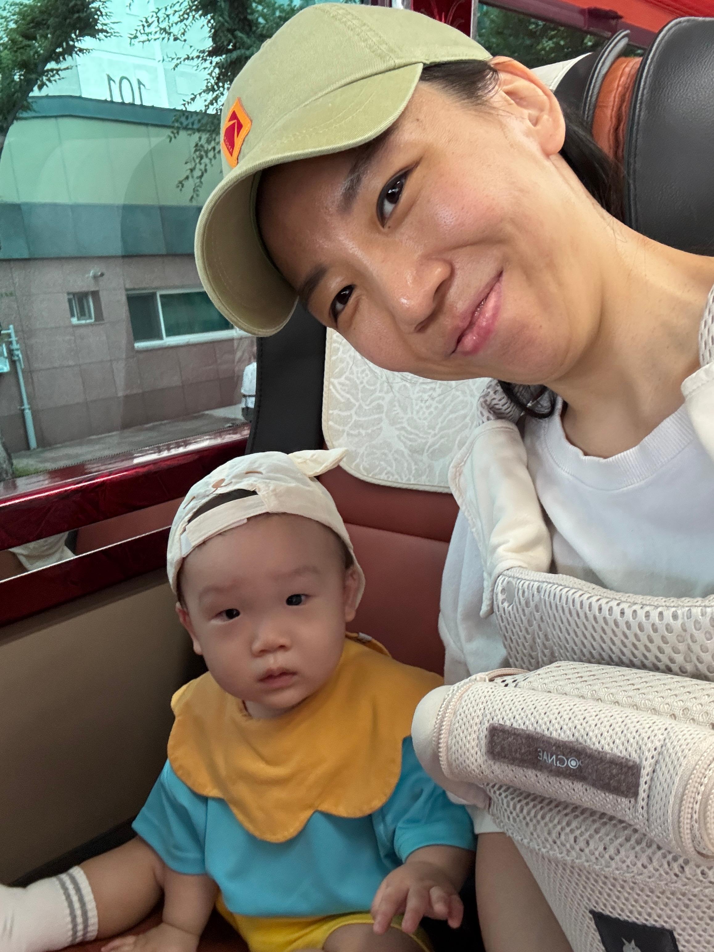 어린이집 첫 견학 기념으로 엄마랑 셀카 찍은 11개월 아기