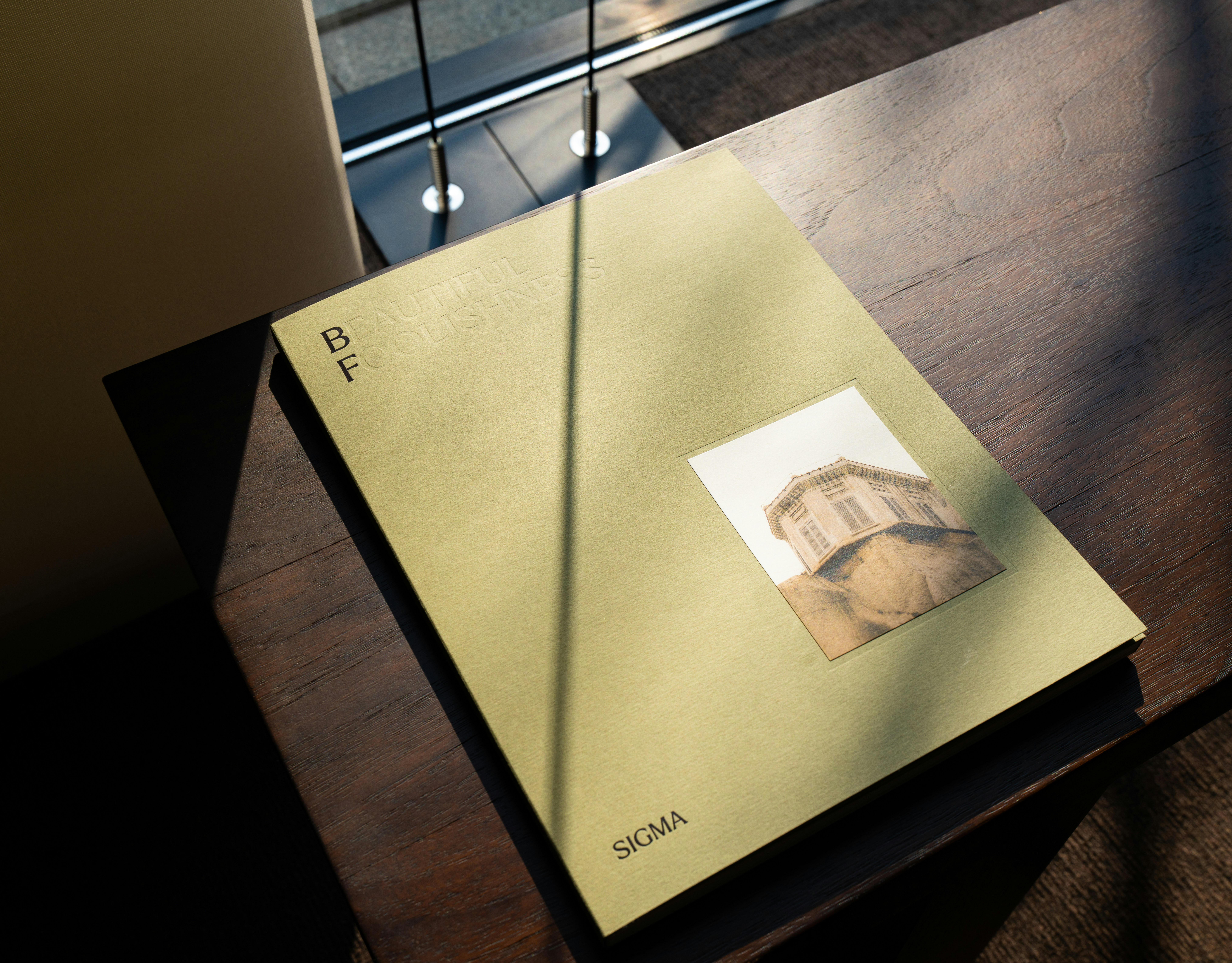 창가 햇살과 책 한 권 관련 사진