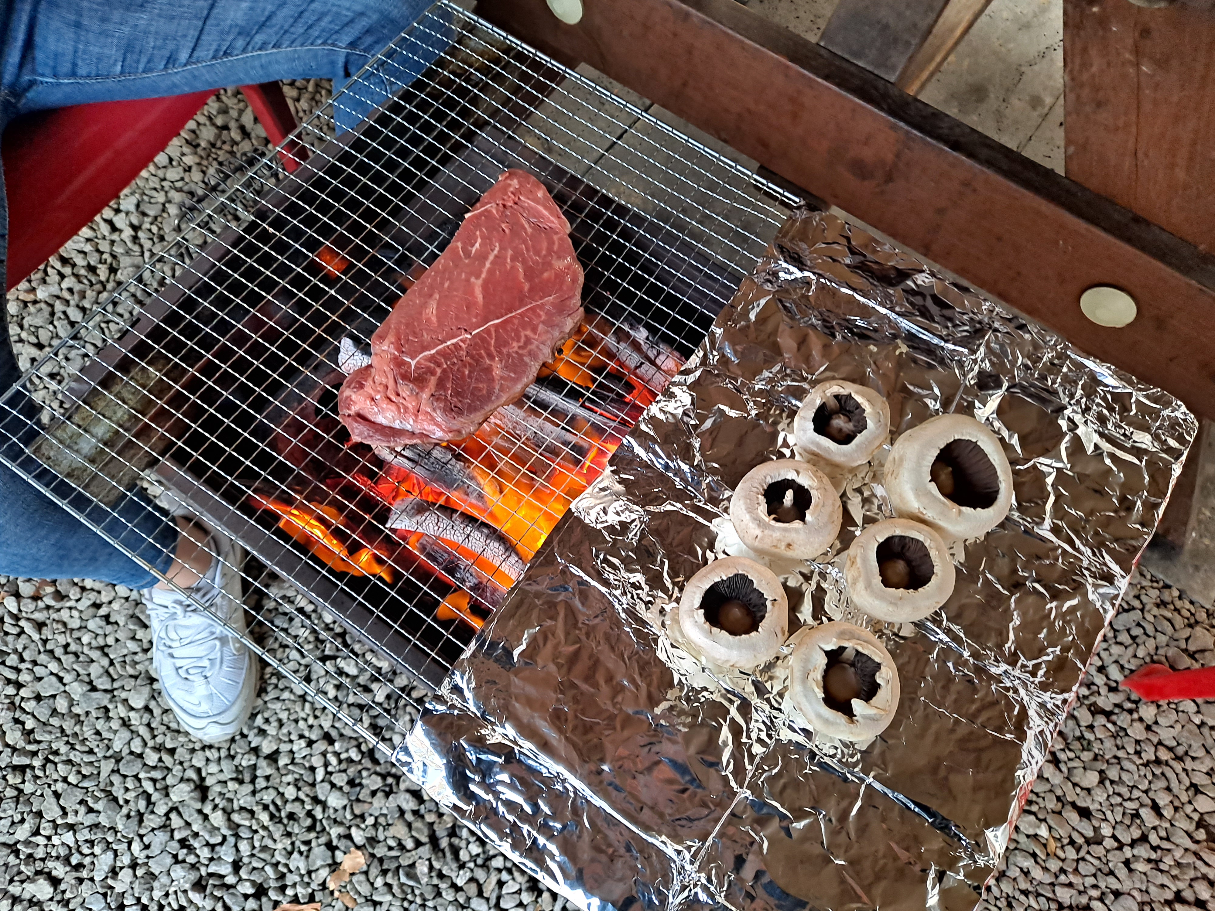 숫불-위에-소고기와-버섯